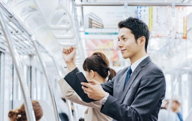 駅から徒歩8分、駐車場も完備